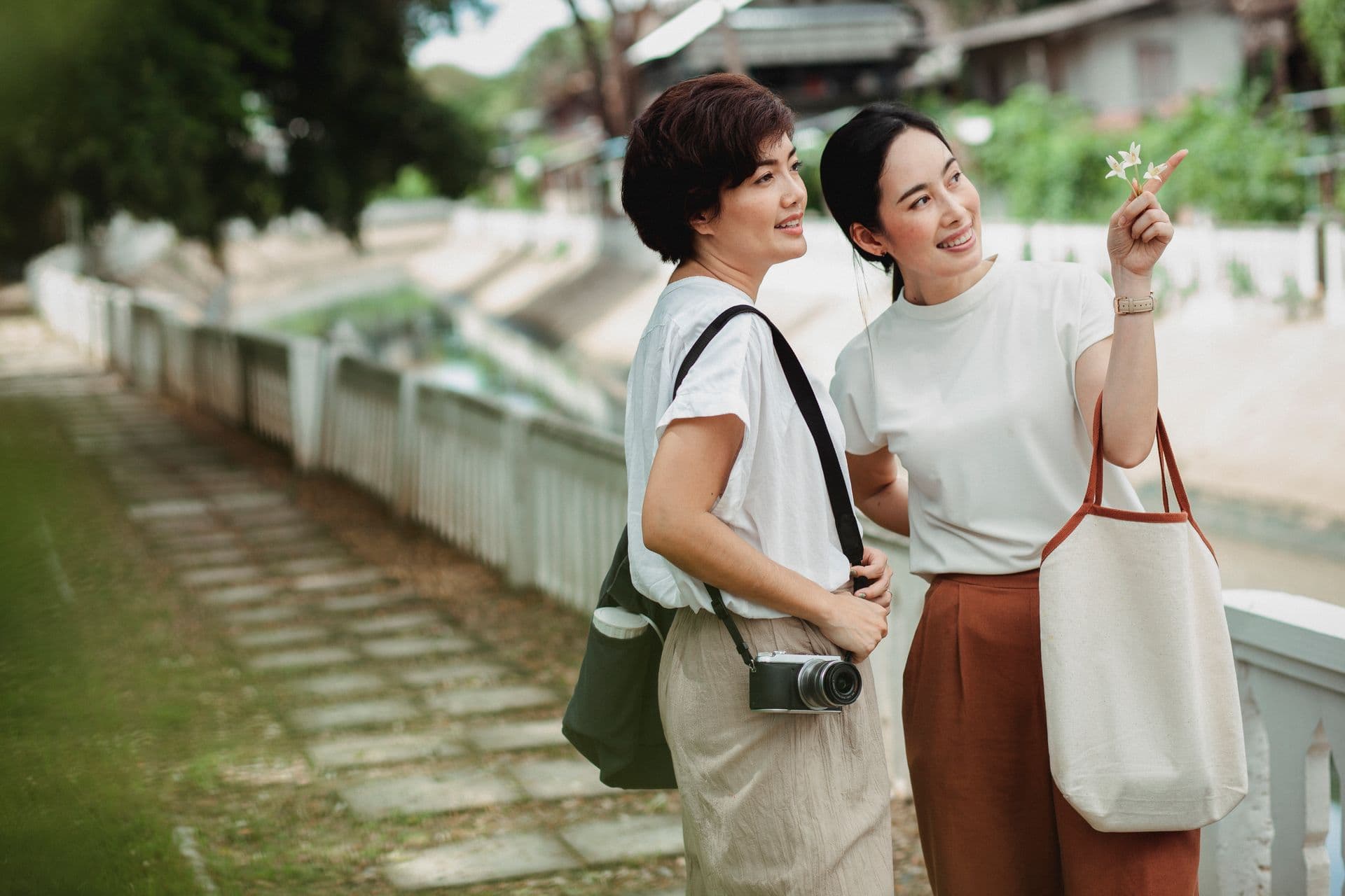 Woman with cream tote bag — Greatwill